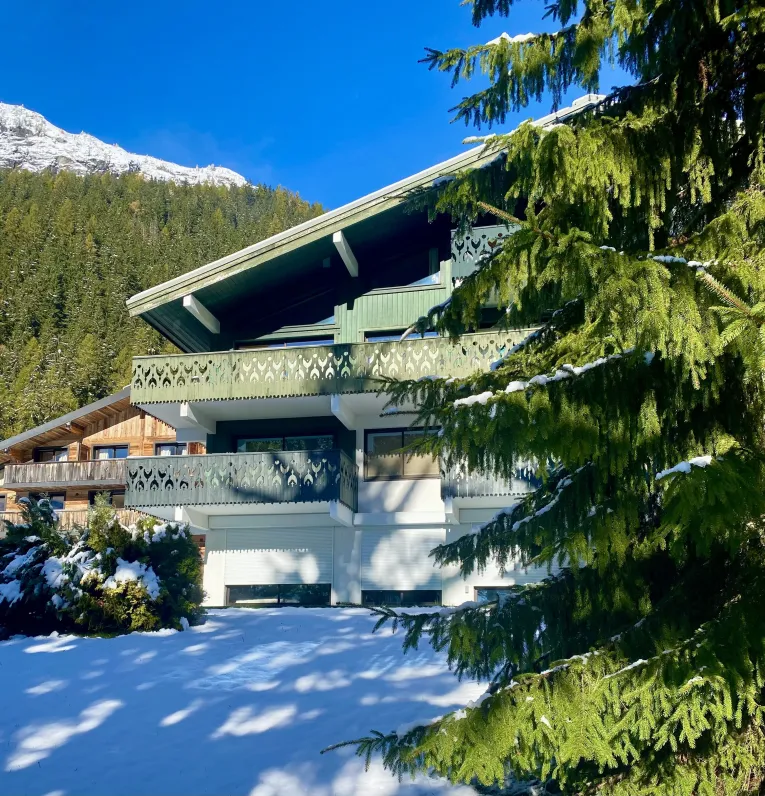 Duplex rénové en chalet avec terrasse privée face au mont-blanc – à 5 min des grands montets