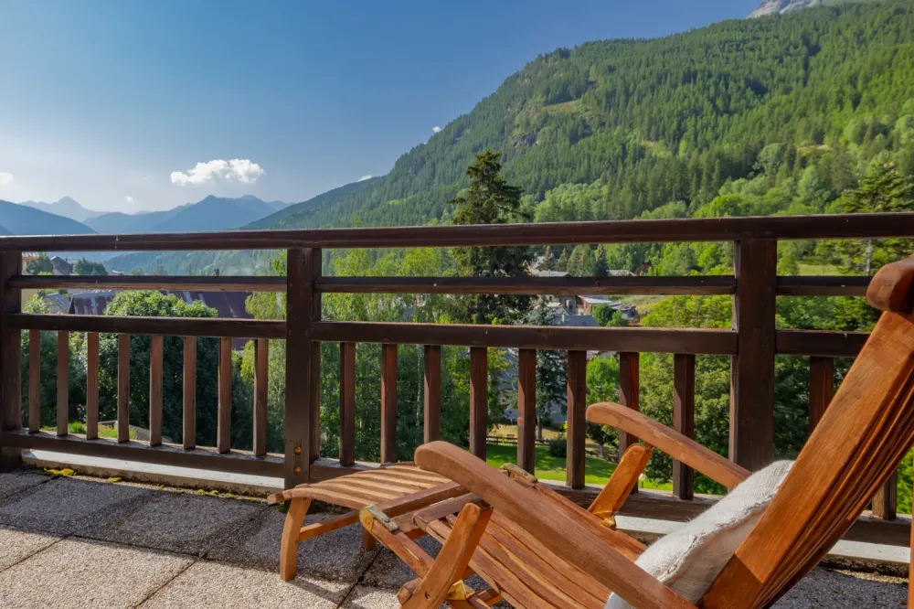 Balcon Terrasse exposée Sud, vue sur les montagnes et la vallée