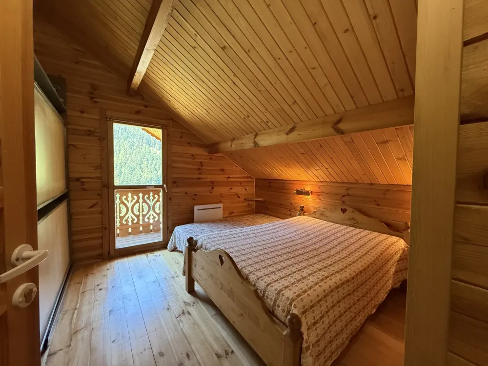 Chambre 1 
- 1 lit double
- 1 lit simple
- 2 lits superposés escamotables