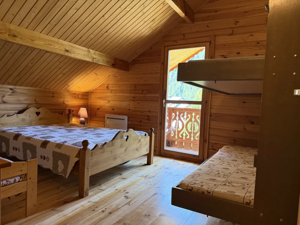 Chambre 2
- 1 lit double
- 1 lit simple
- 2 lits superposés escamotables
