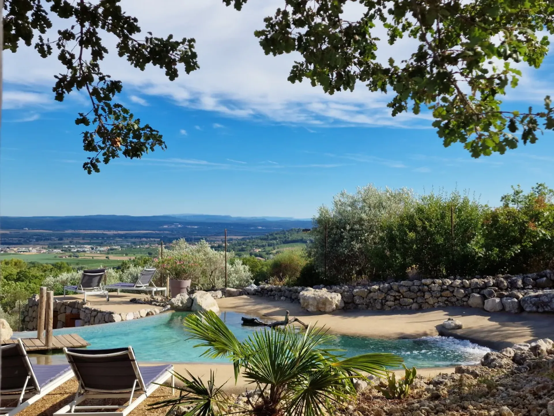 Piscine atypique en pleine colline Provençale avec vue panoramique  ( SANS VOISINAGE )