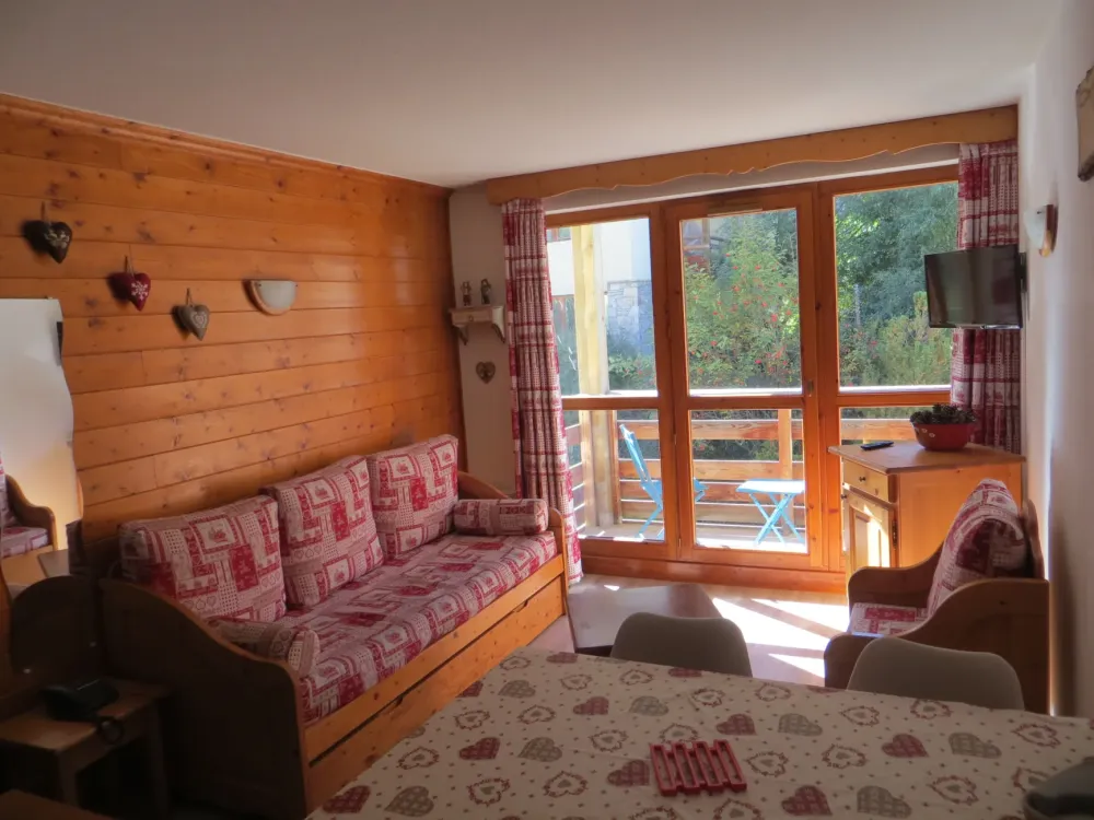 Coin salon avec télévision et lit gigogne pour 2 personnes