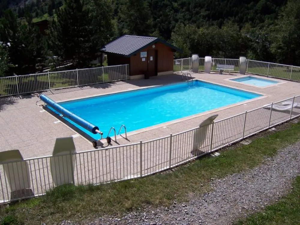 PISCINE PRIVEE,CHAUFFEE EN ETE
( conforme aux nouvelles normes )