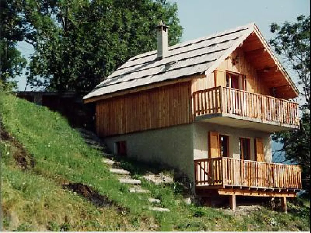 Notre petit chalet .
Balcon du haut  :    - partie vie , cuisine , repas , salon , poêle , cabinet de toilette , wc .
Balcon du bas : - partie nuit avec les deux chambres  , le coin montagne et la salle de bain , wc .