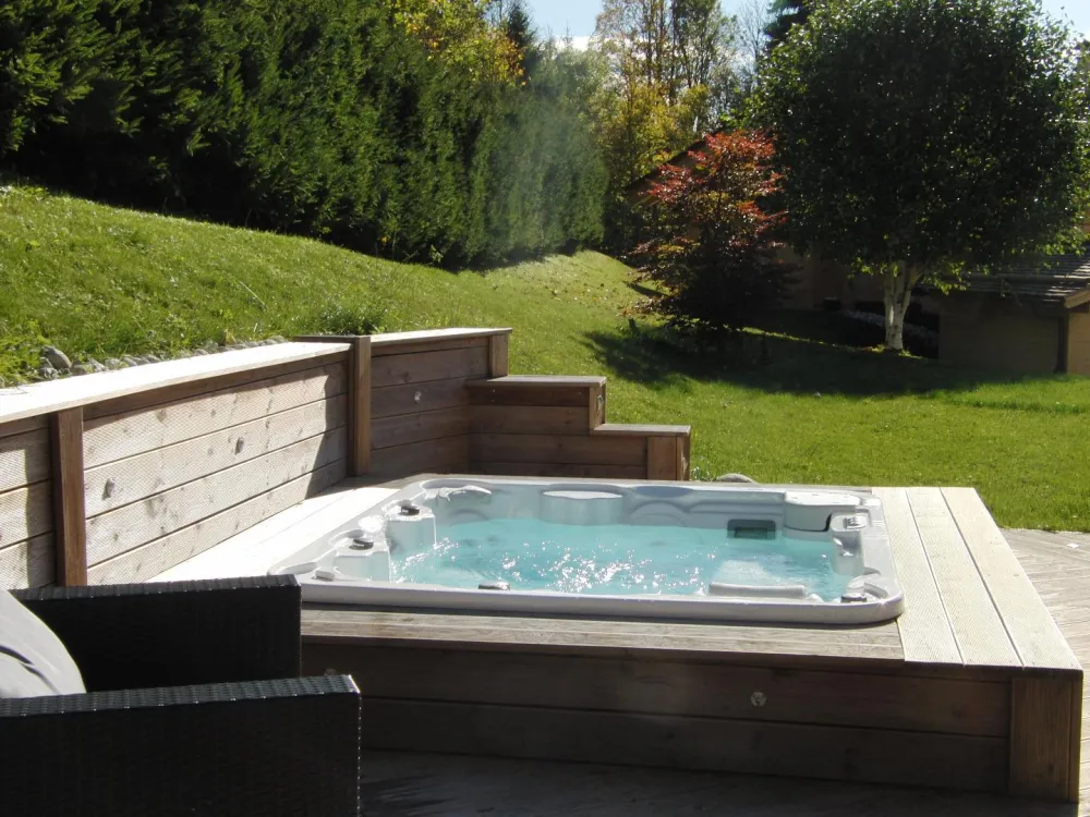jaccuzi: été , hiver : sur terrasse sud sud ouest  .
