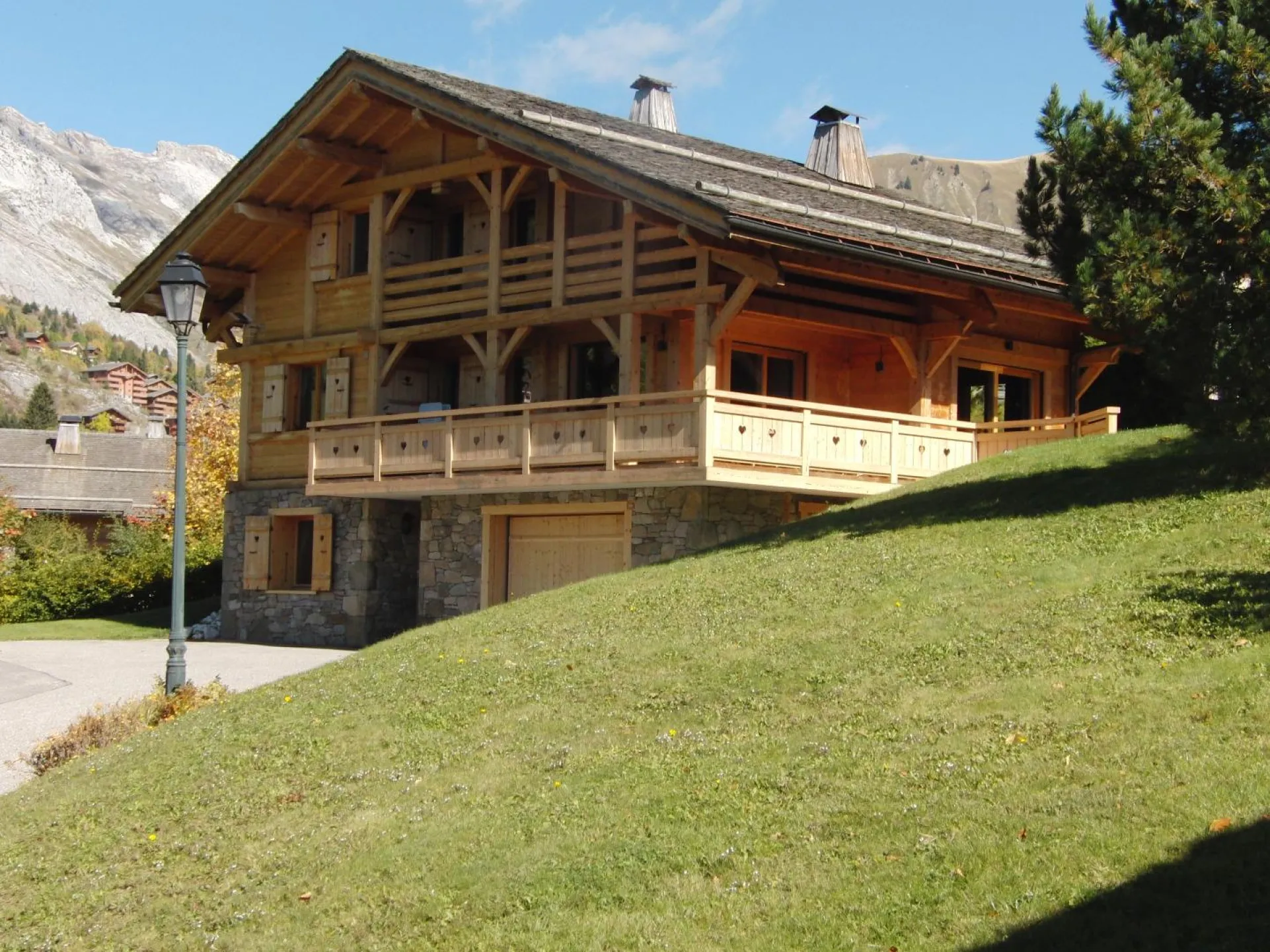 Au départ du chalet ,pêche , randonnées , animation
entre 300/900m de tous les commerces