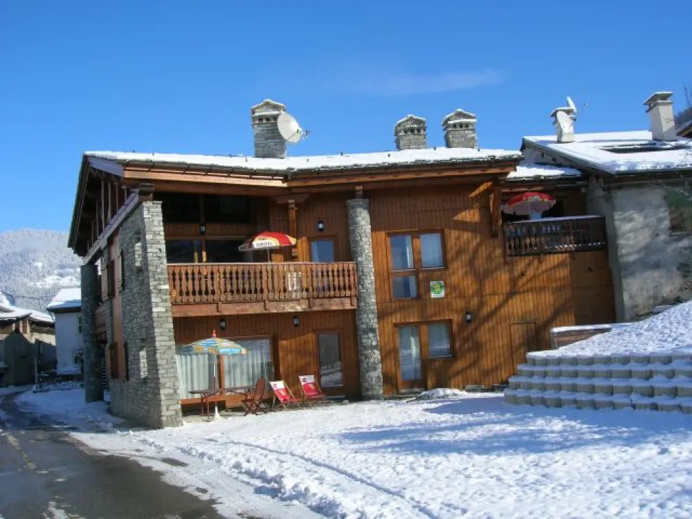 vue du chalet en hiver depuis le funiculaire