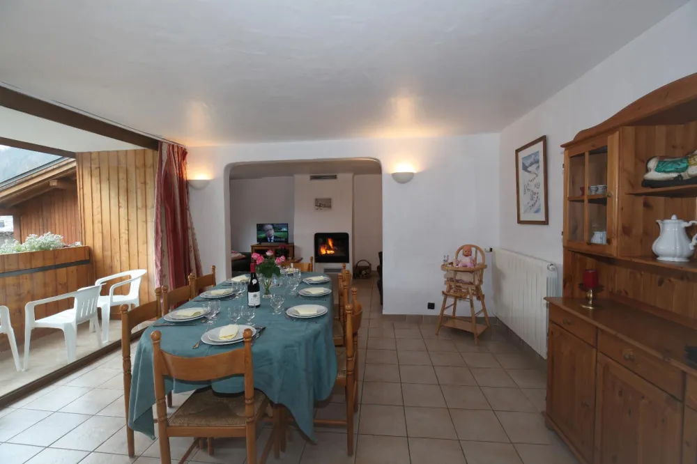 Salle à manger, au fond le salon et la cheminée