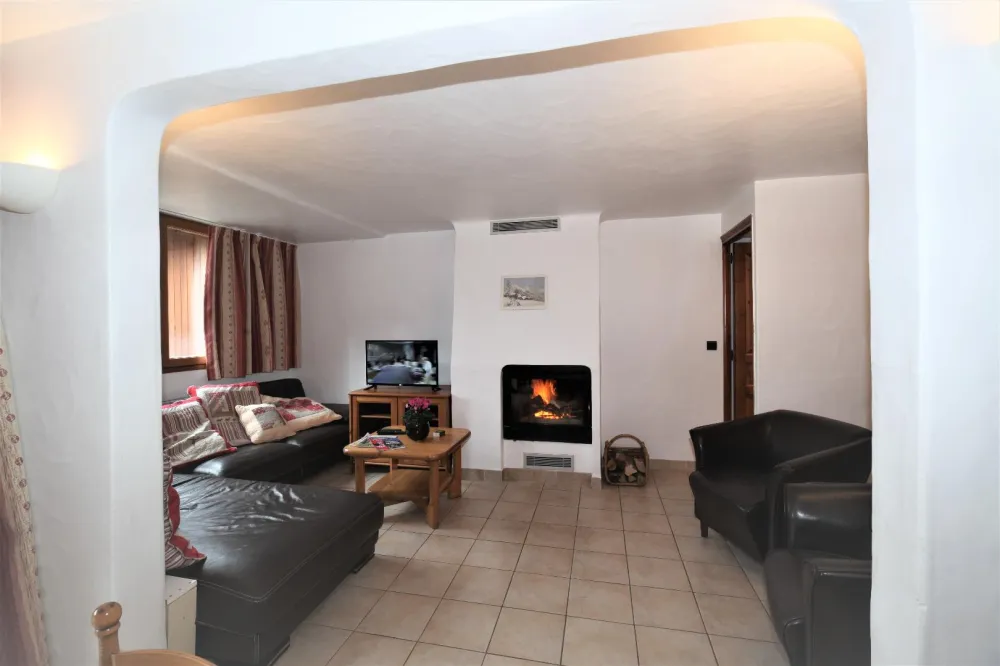 Salon avec cheminée, à droite accès aux chambres