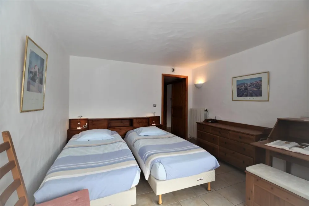 La chambre coté entrée, avec dressing entre la chambre et la salle de bains.