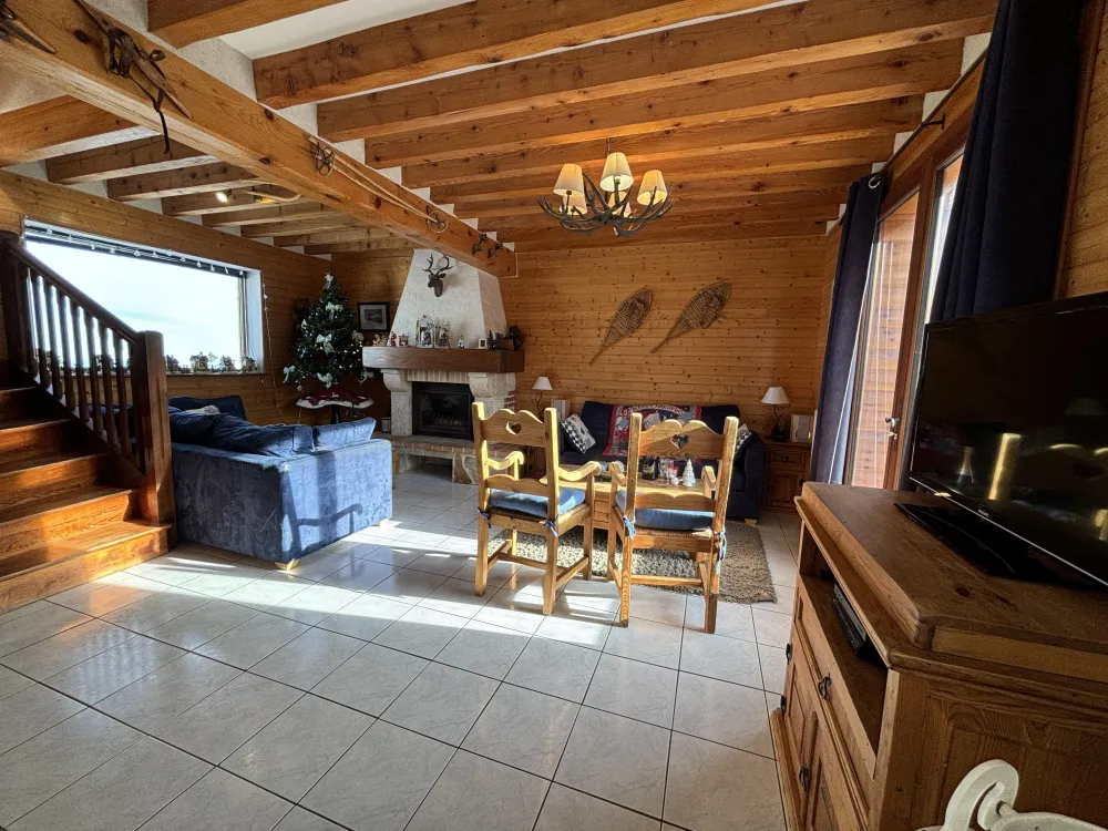 Double salon traversant avec vue cote nord & sud (1er étage)