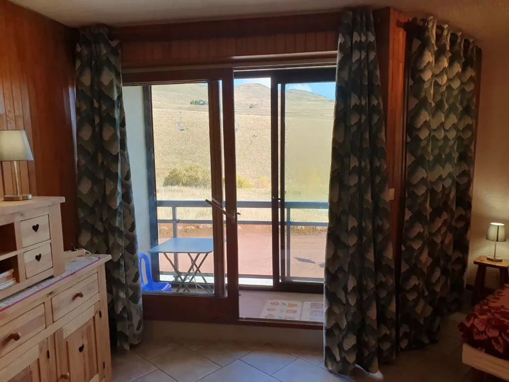 vue sur le parking auto depuis le balcon, pas d'appartement en dessous.