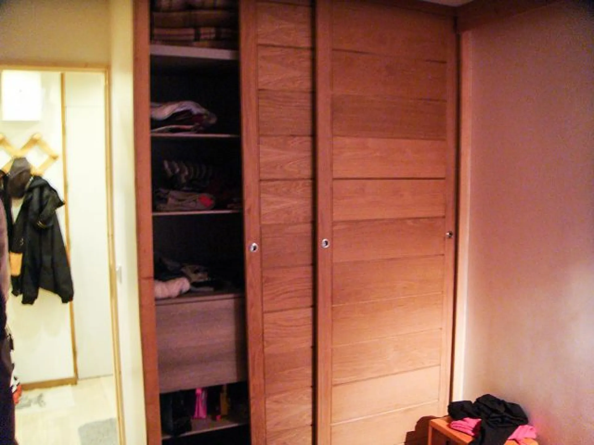 Le placard/penderie de la chambre.
