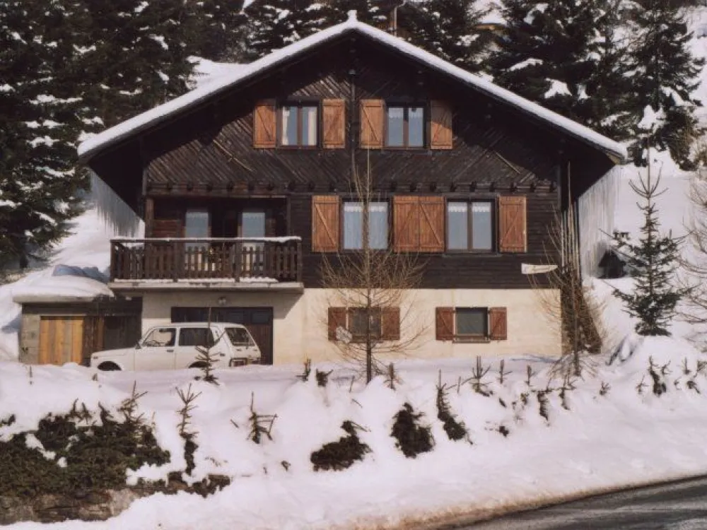 Vue du chalet l'hiver depuis la cour. L'appartement se trouve au 1er étage du chalet.