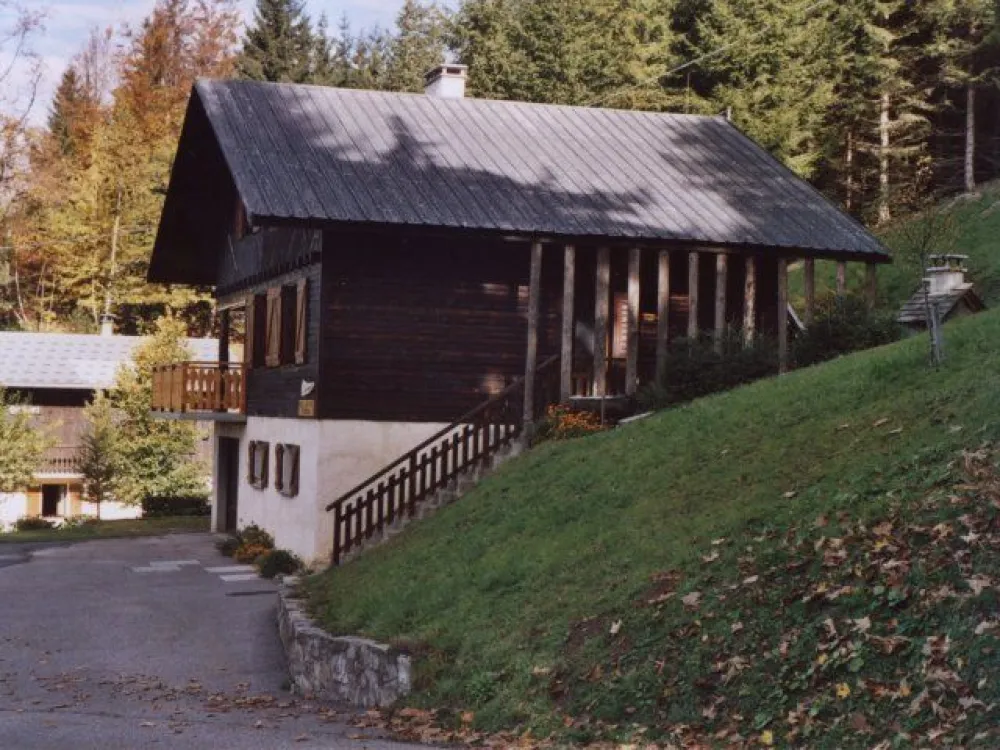 Vue du chalet l'été depuis la route.