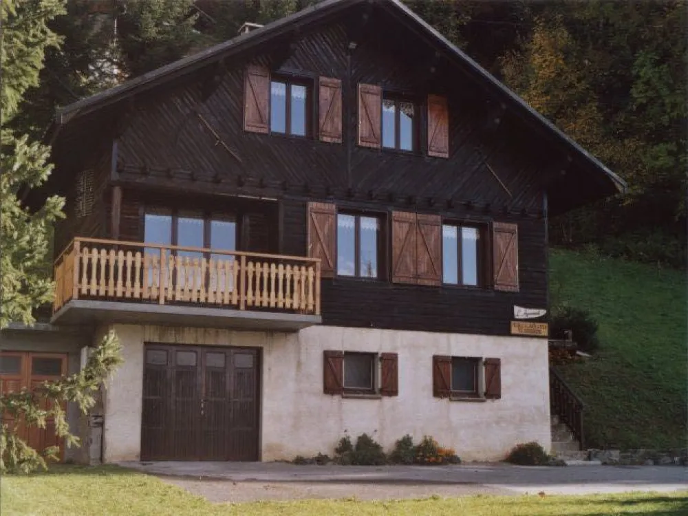 Vue du chalet l'été depuis la cour. L'appartement se trouve au 1er étage du chalet.