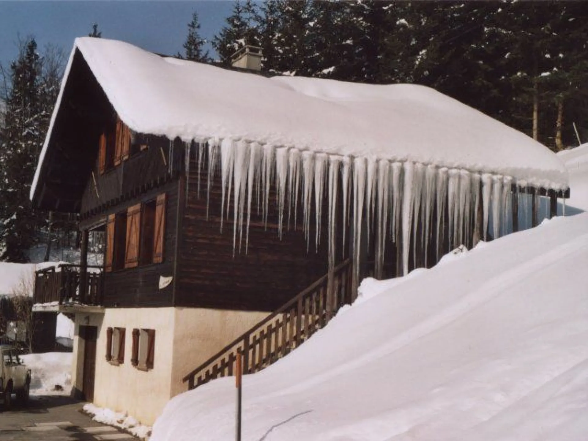 Vue du chalet l'hiver depuis la route.