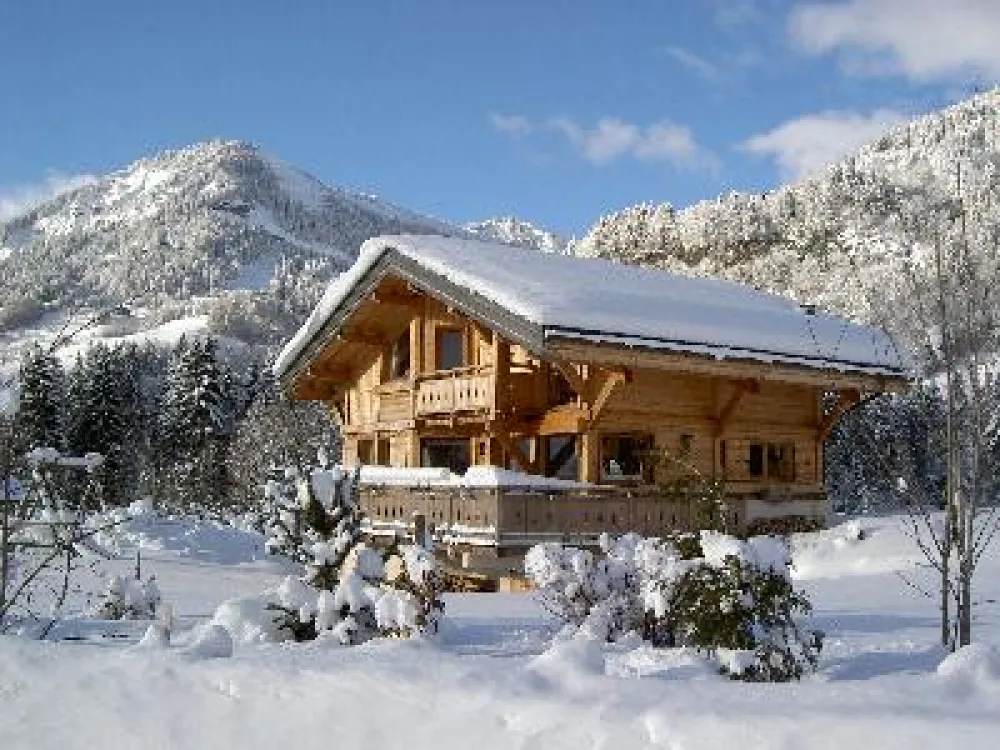 le chalet sous la neige sur la piste de ski de fond Megève/Praz sur Arly, et dans  le soleil retrouvé