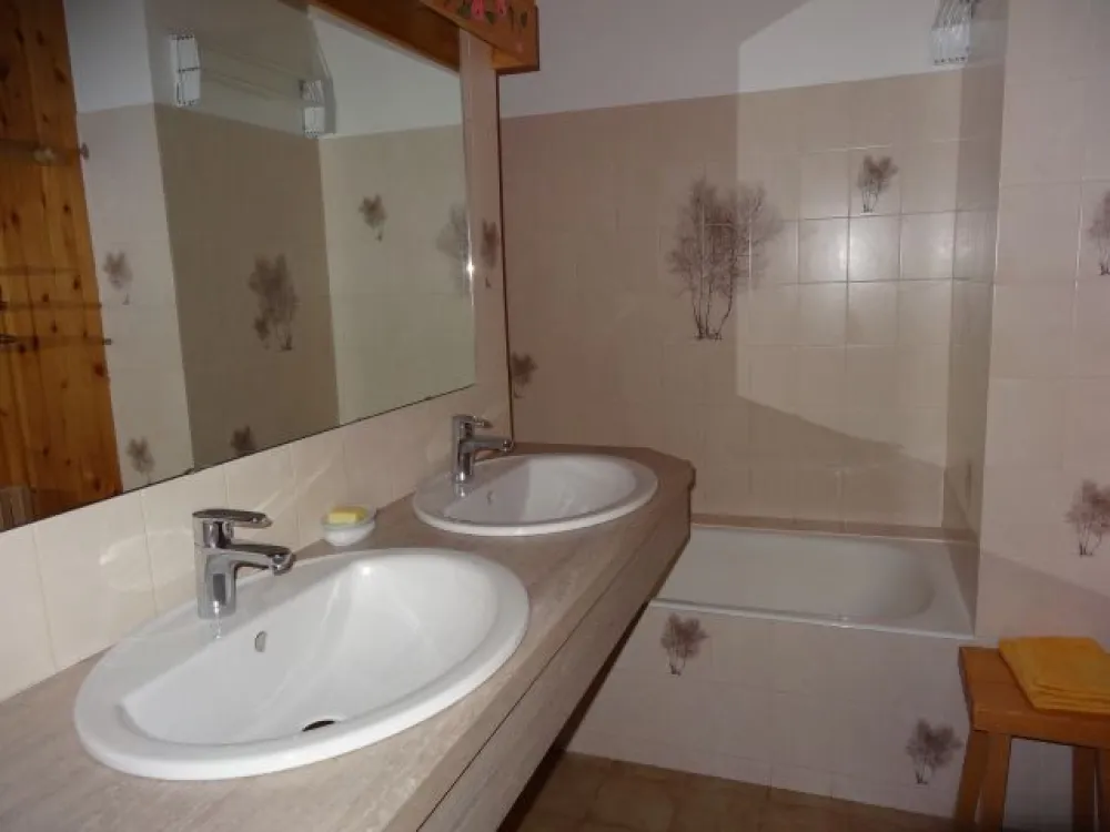 salle de bain
2 vasques baignoire
1 baignoire
