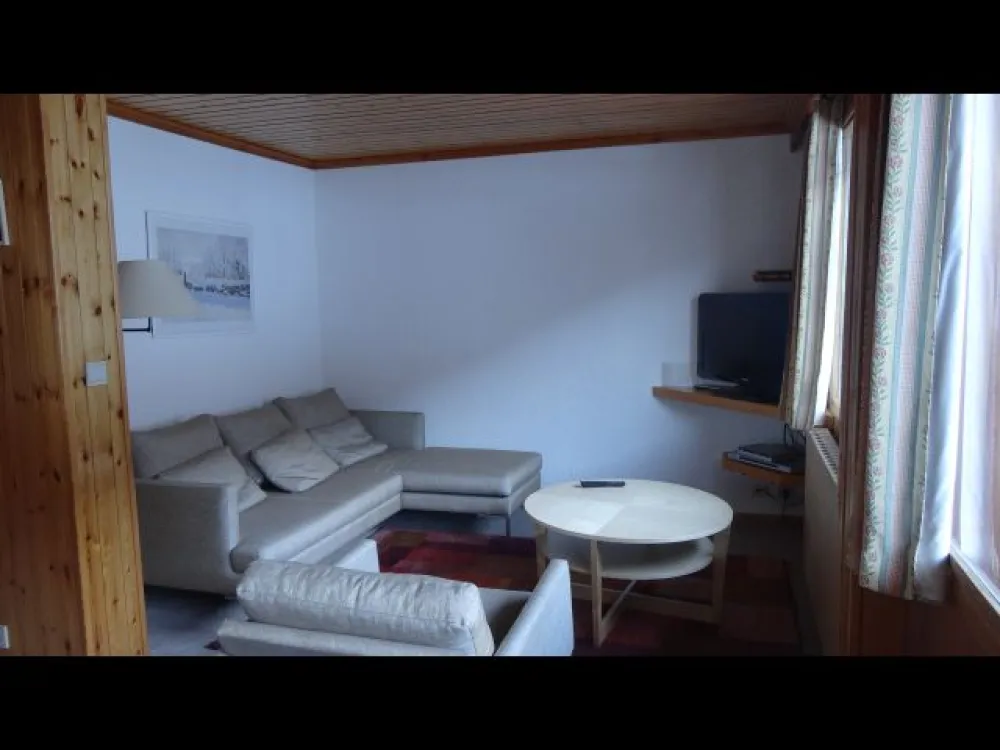 salon   façade sud avec balcon
tv avec satellite astra  (toutes chaines étrangères)