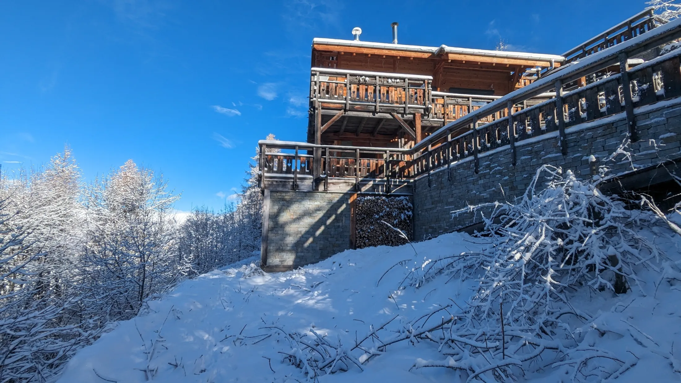 Pierre et bois de mélèzes des hautes Alpes, un superbe mélange de tradition et de confort, de très spacieux balcon pour vous émerveiller des heures devant des paysages exceptionnels