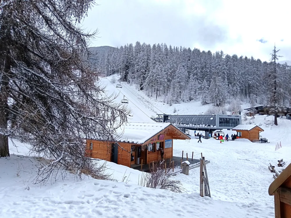Les orres, front de neige de prébois : chalet trolle 3 pers, pied des pistes et skis aux pieds !