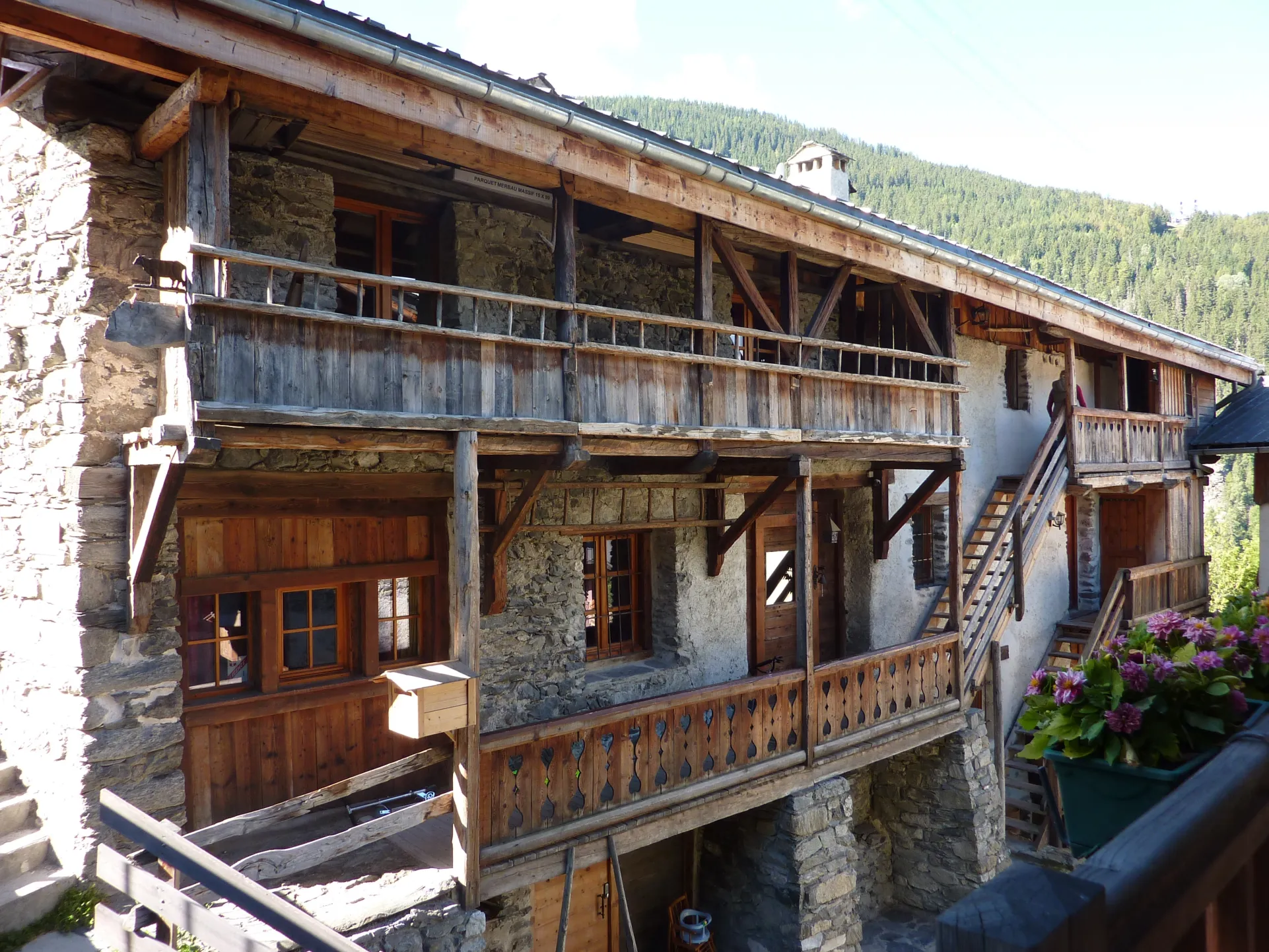 old balconies Tannerie à droite