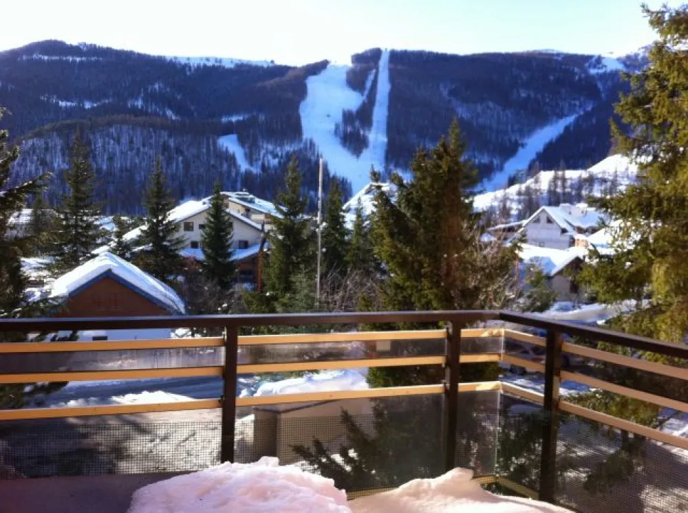 tres belle terrasse plein sud ,25m2,avec une vue magnifique sur les montagnes et sur la station