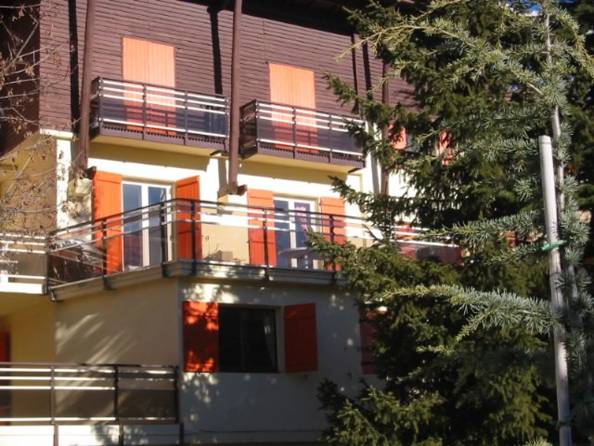 BEAU 4 PIECES AVEC CAVE ET GARAGE,DECORE MONTAGNE, TRAVERSANT DONT LE SEJOUR ET 1 CHAMBRE DONNENT SUR UNE TRES BELLE ET LARGE TERRASSE AU SUD.