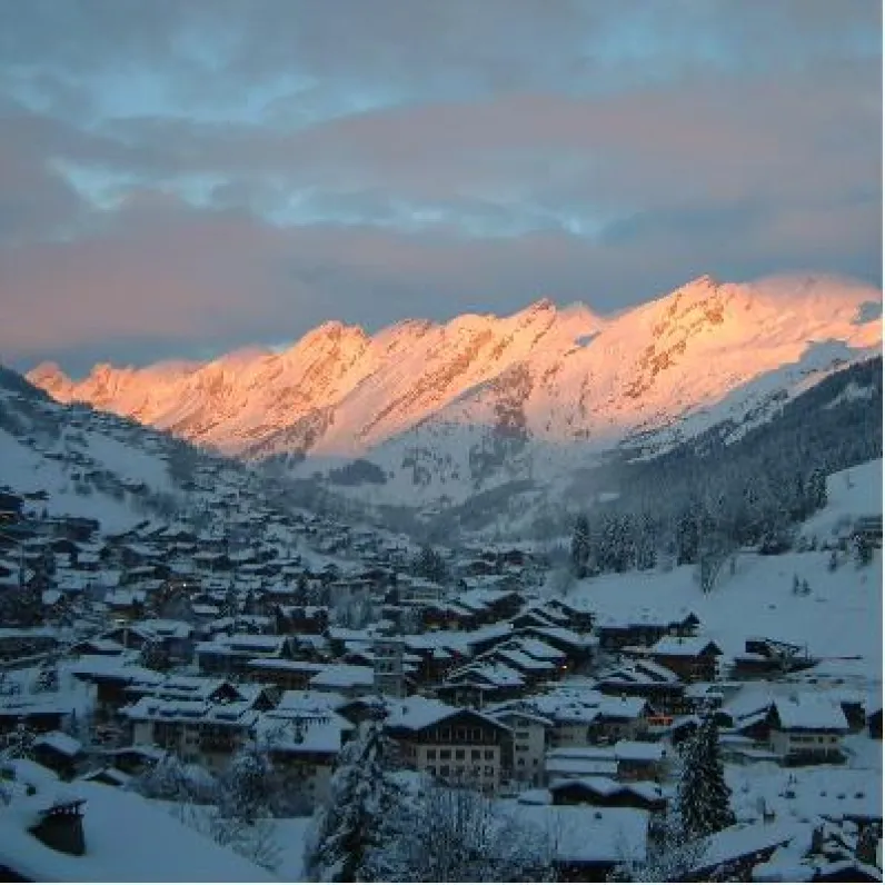 Vue depuis le duplex avec coucher de soleil sur la chaîne des Aravis