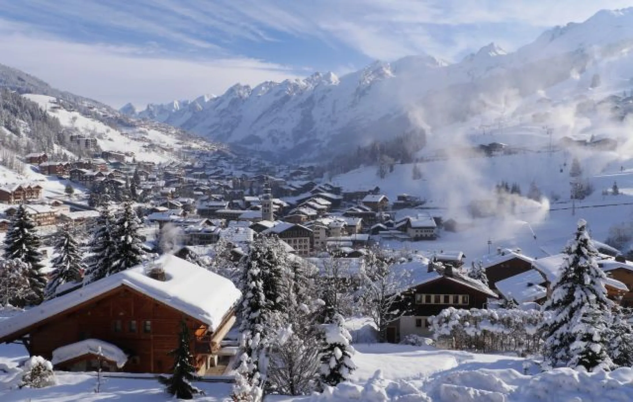 Vue de la terrasse sur le village et la chaine des Aravis