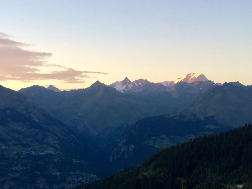DEPUIS LE BALCON, COUCHER DE SOLEIL SUR LE MONT BLANC