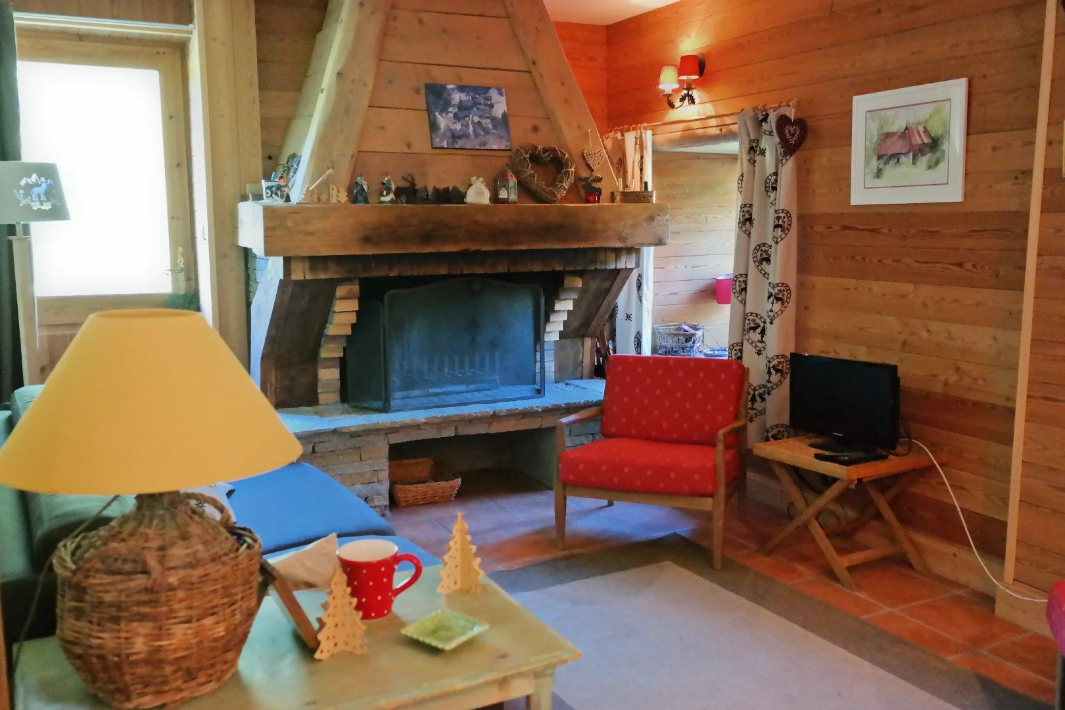 Salon avec sa cheminée et bois fourni