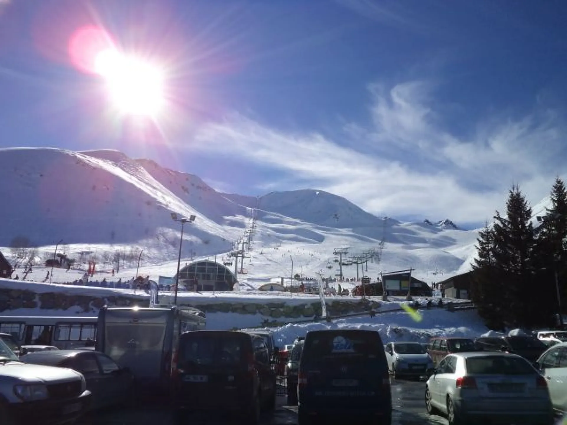Vue des pistes depuis le parking principal