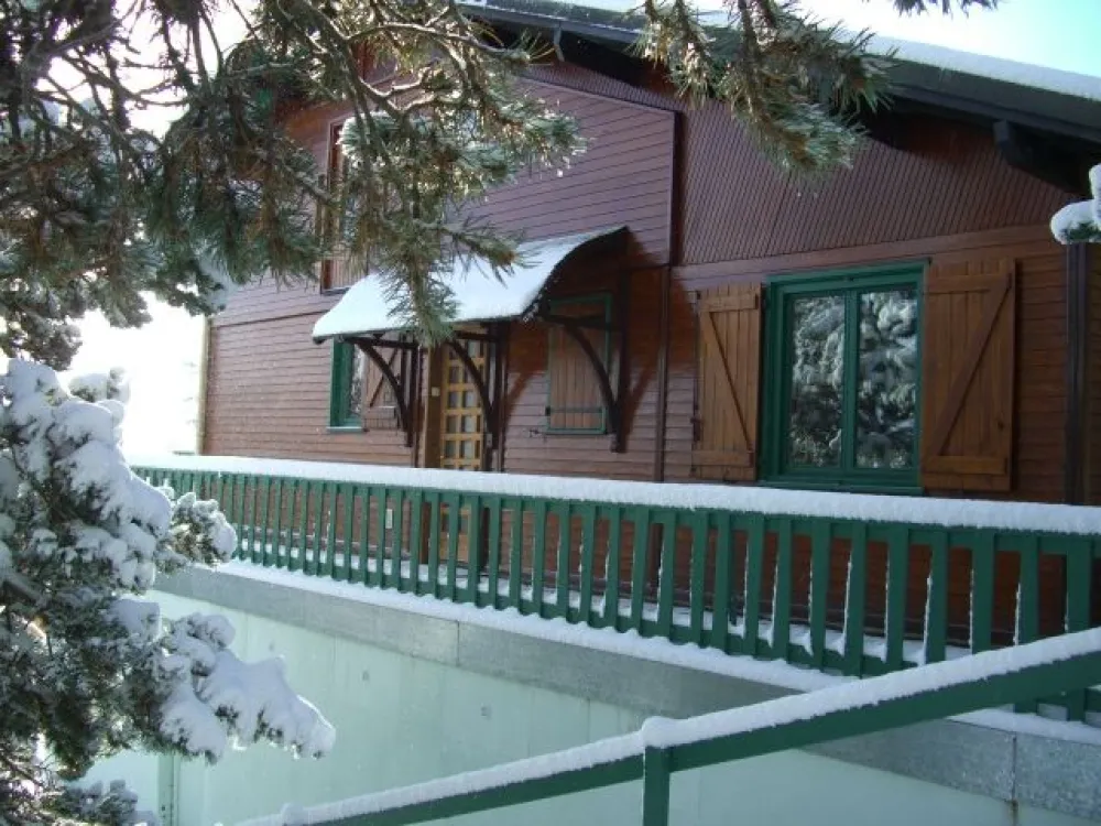 L'appartement du haut du chalet occupé par les propriétaires, toujours disponibles pour vous aider dans la réussite de votre séjour. 