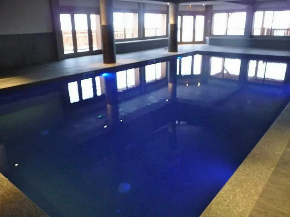 La piscine, située dans l'Iseran à 10 m de l'appartement