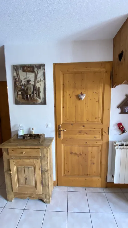 Séjour avec accès à la chambre 2