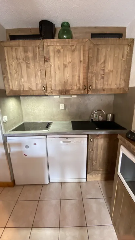 Coin cuisine, avec frigo, lave vaisselle, plaque vitro céramique 