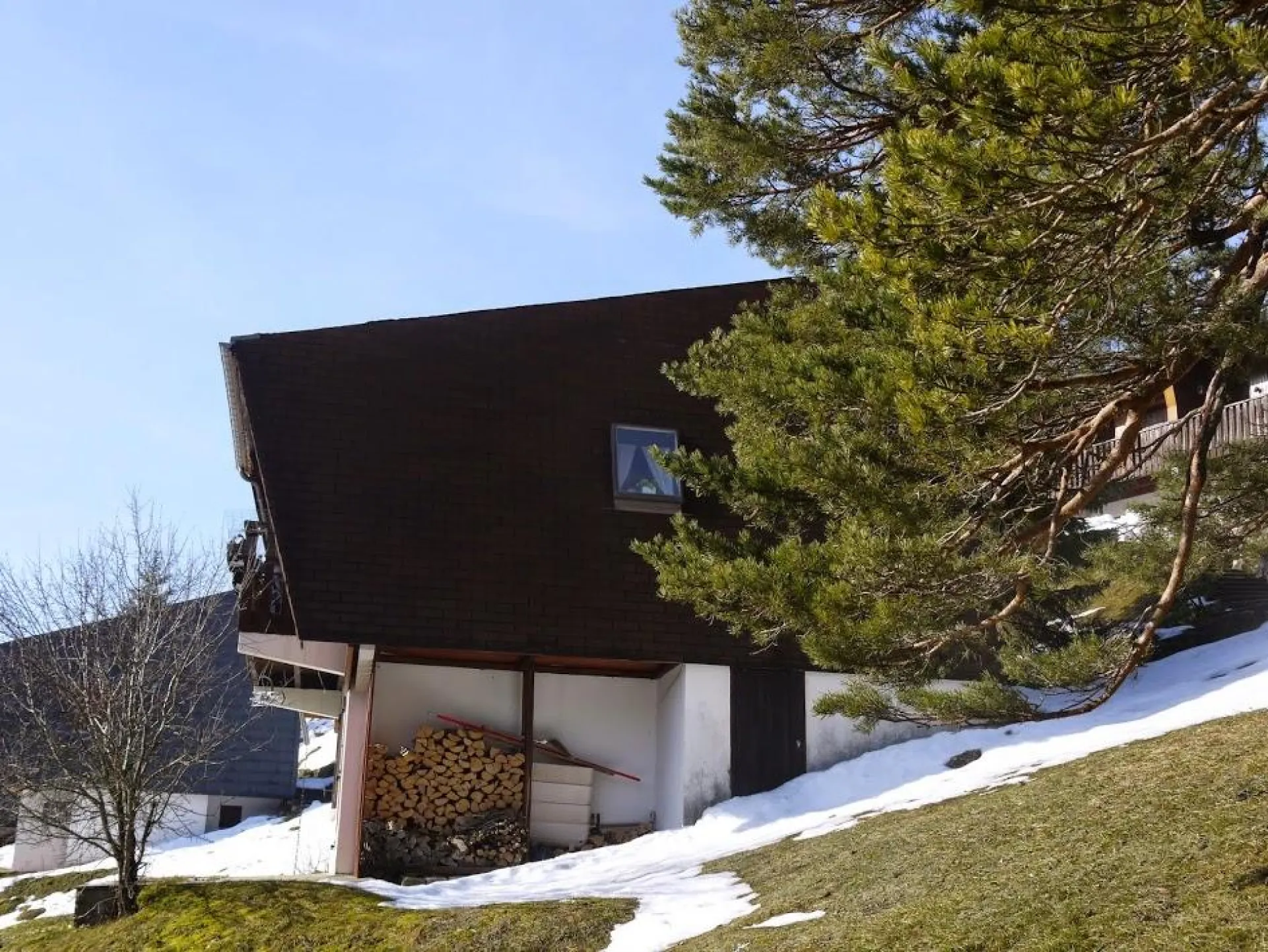  Chalet, côté forêt ,petite fenêtre de la cuisine,au dessus du local à skis