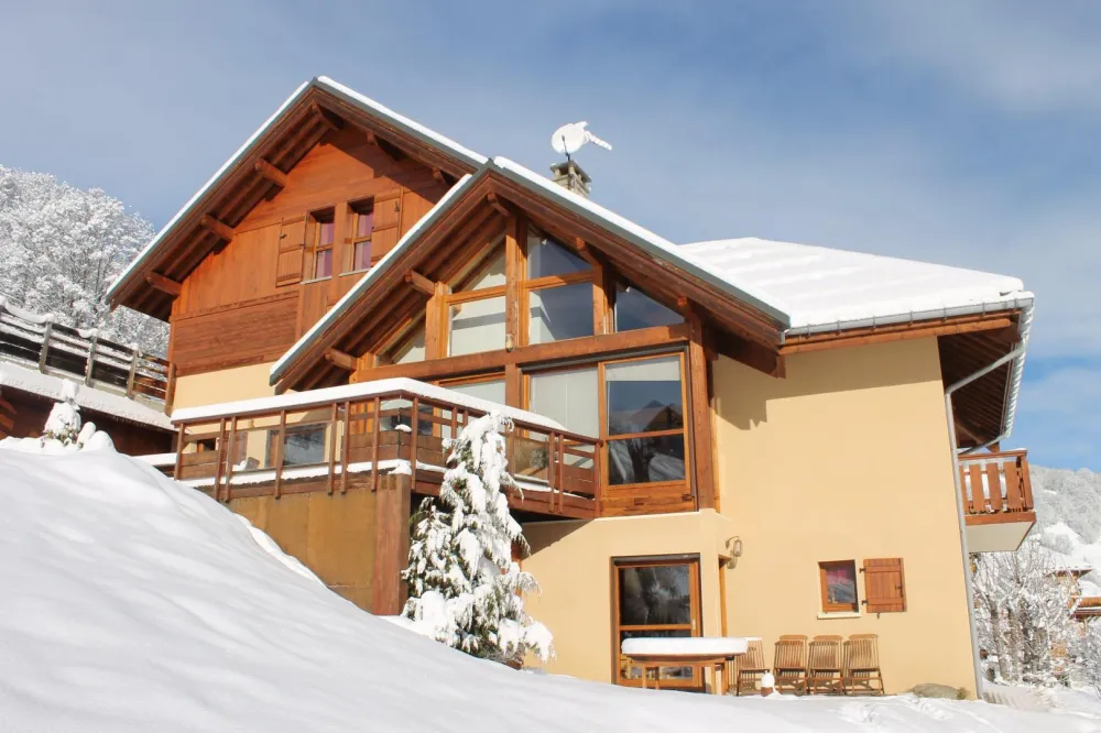 Chalet "Le Gros Grenier" en hiver départ skis aux pieds !