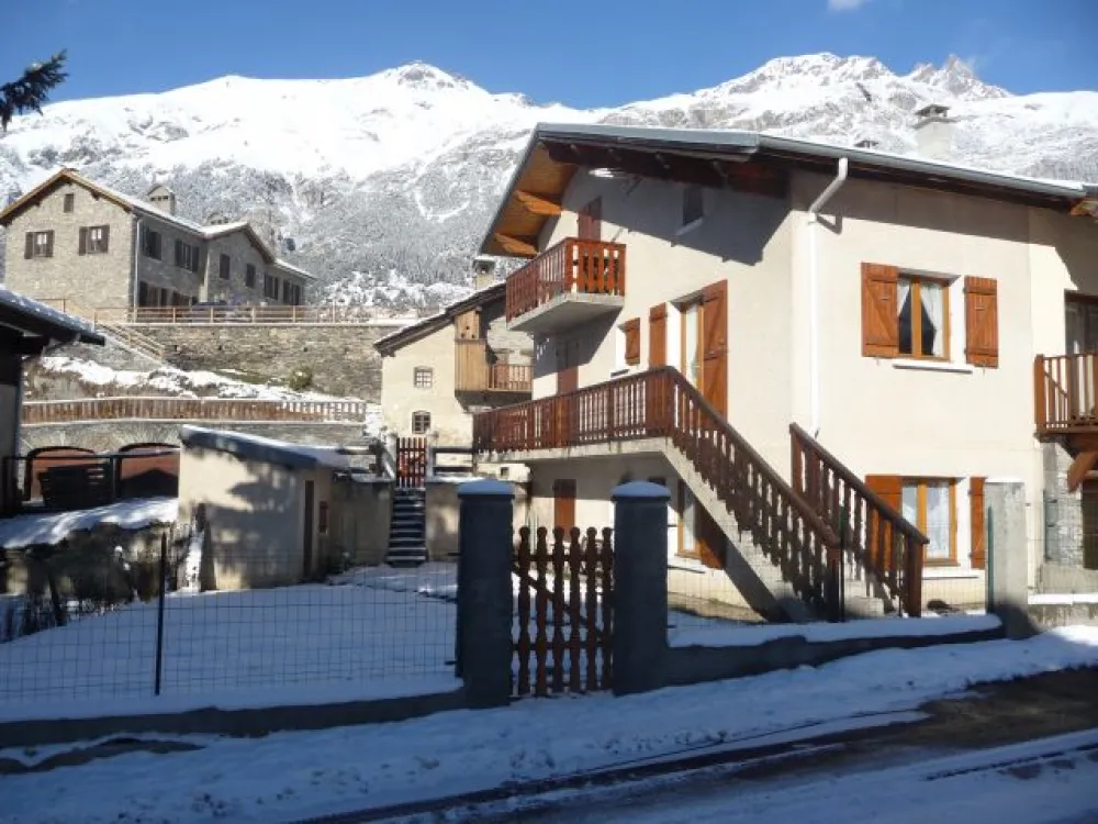 L'hiver  
  a  100m  des  pistes  de  skis   . skis  de  fond  .    skis de  randonnée
  et  des  comerces