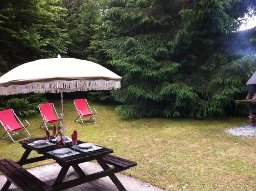 Terrasse plein sud avec barbecue extérieur 
Equipements à disposition dans abri de jardin
(parasol, chaises longues, grilles barbecue, étendoir à linge pliant)