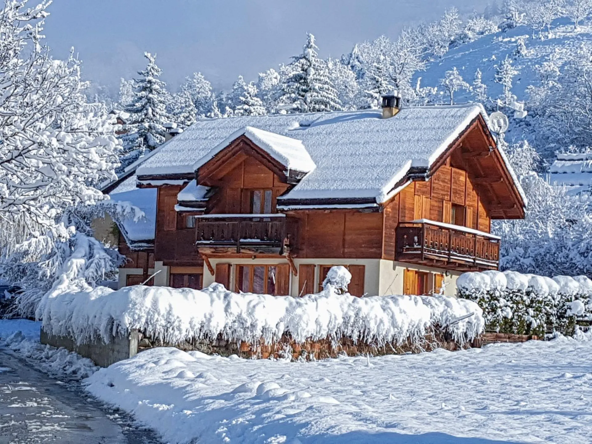 Façade sud en hiver.
