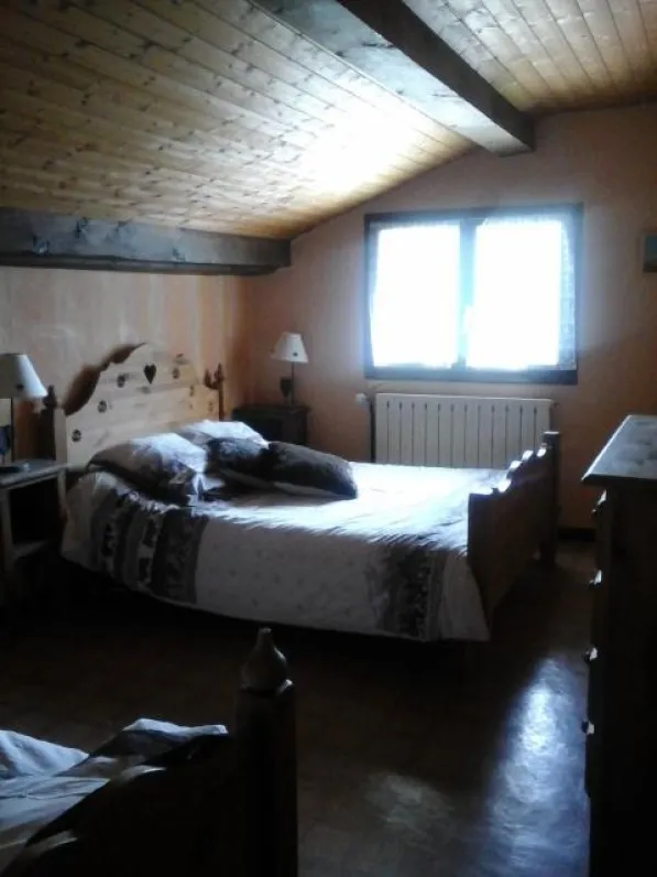 chambre 2 (en sous pente) avec 1 lit 2 places et 2 lits gigognes 1 place (plein sud)