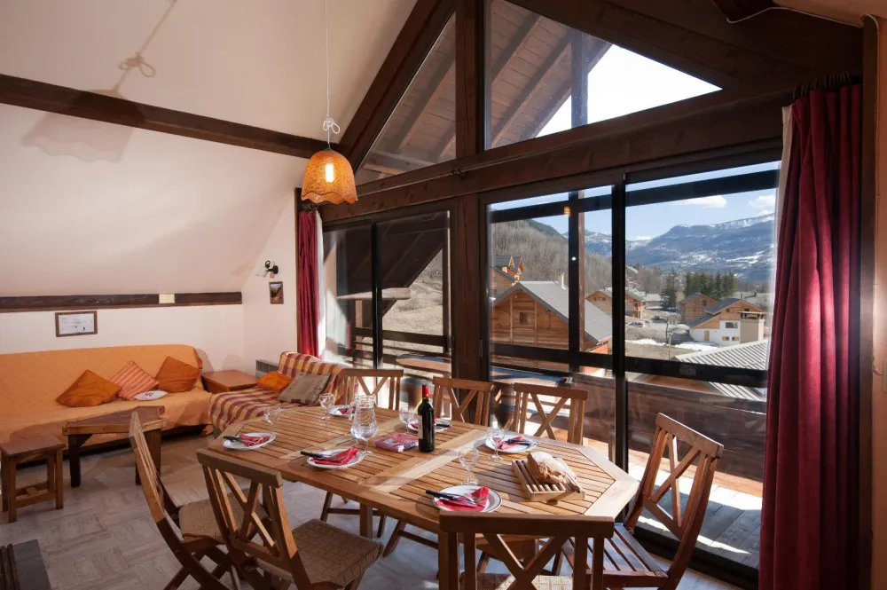 Séjour avec grande table et coin salon