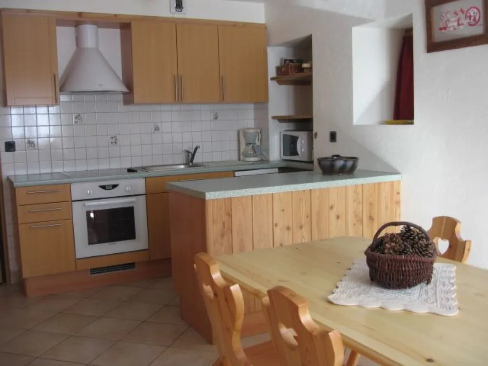 coin repas avec cuisine integrée et passe plat