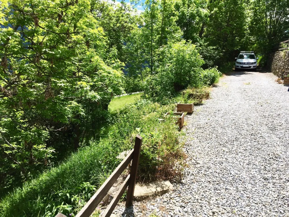 devant la Bergerie , le jardin avec l'allée bordée d'arbres et vue panoramique sur la vallée de l'Ubaye