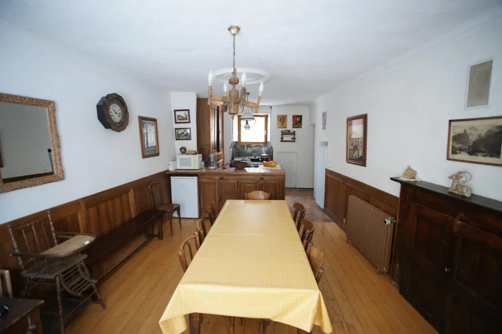 Salle à manger cuisine au fond