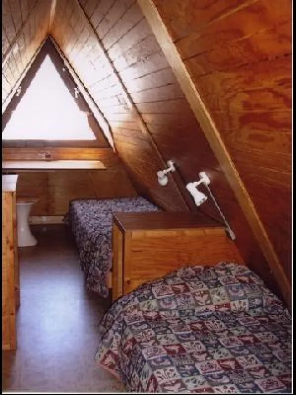 + 2 lits  séparés par un meuble de rangement dans l'autre partie de la chambre