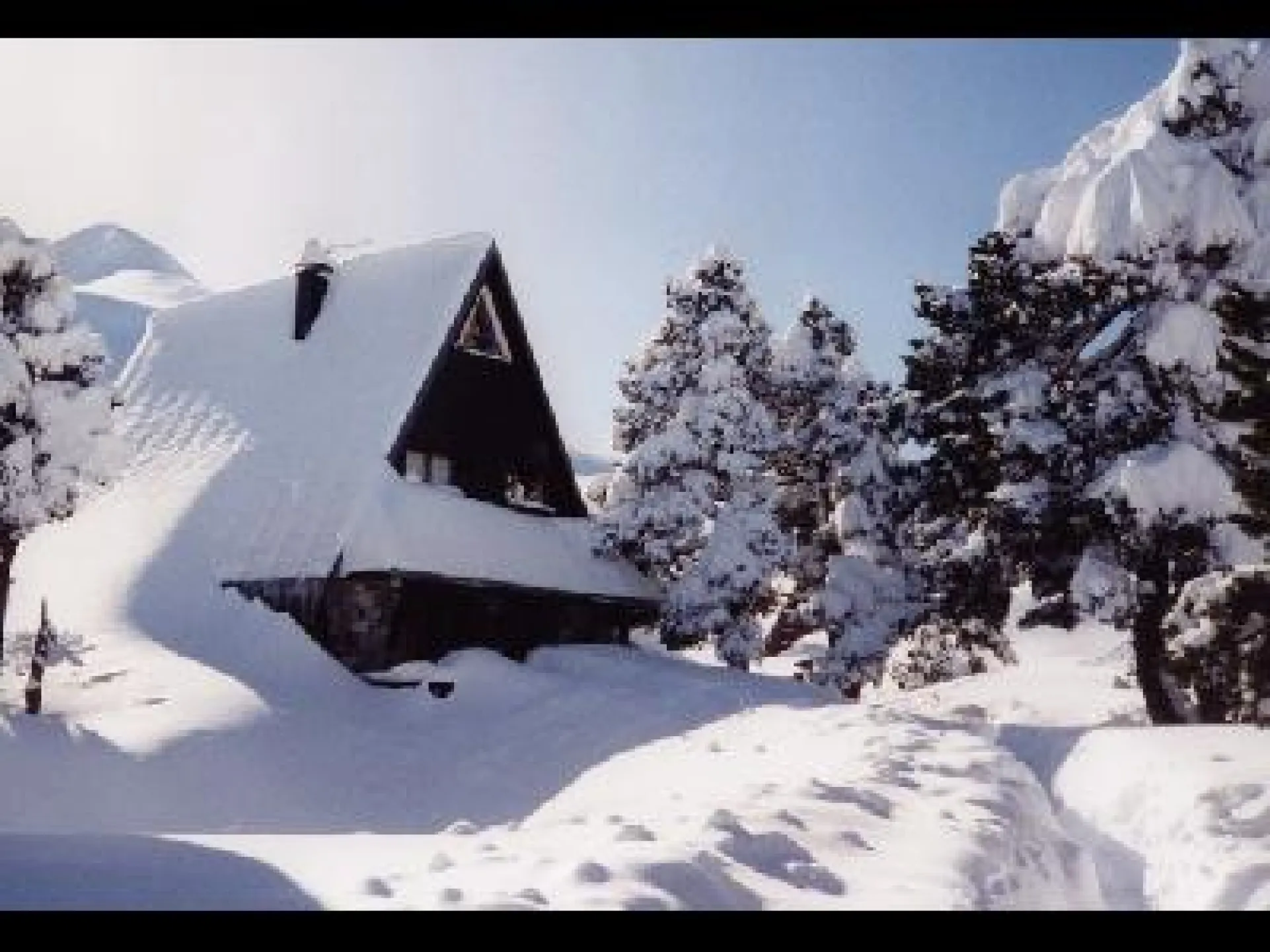 Le chalet se trouve au bout d'un chemin non denneigé,à 80m env. de la route